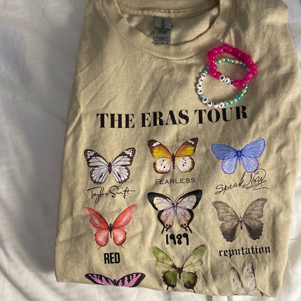 Oversized tee worn to the Eras tour in LA